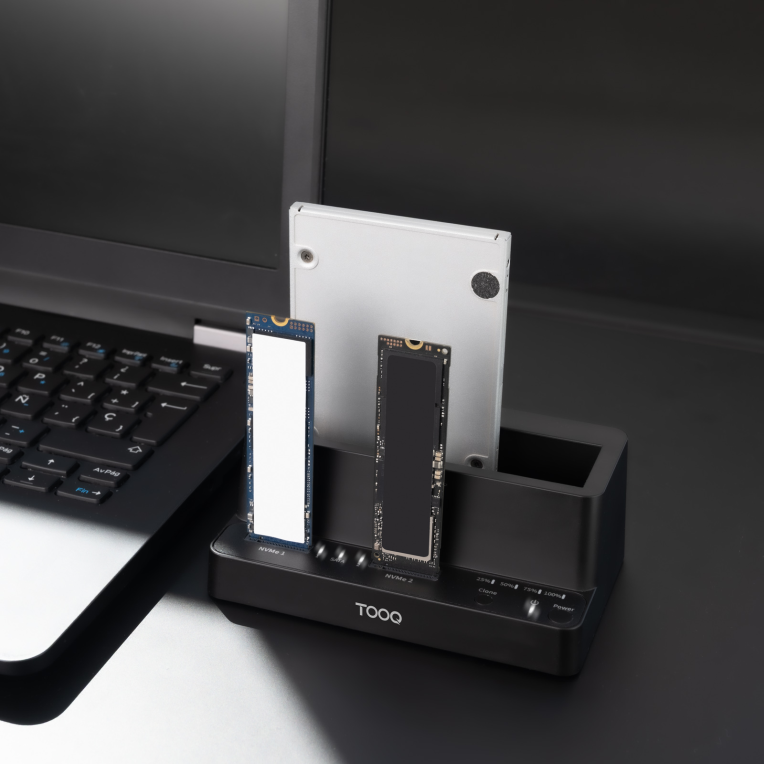 TooQ Docking Station USB-C 3.2 Gen 2 Dos Bahias para SSD M.2 NVMe + Bahia para 2,5''- 3,5'' para HDD + Clonador, Negro