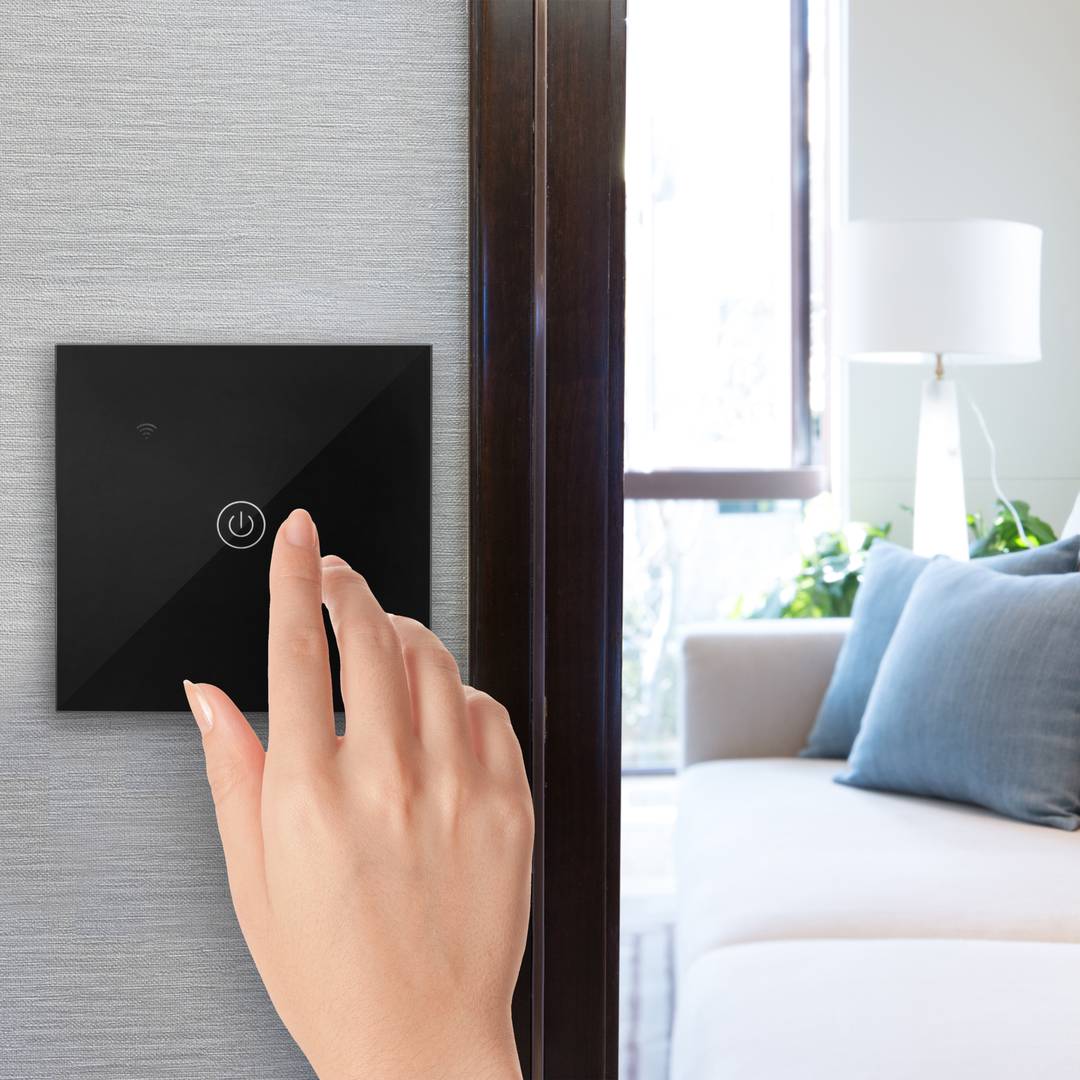 Interruptor inteligente táctil en color negro compatible con Google Home, Alexa y IFTTT