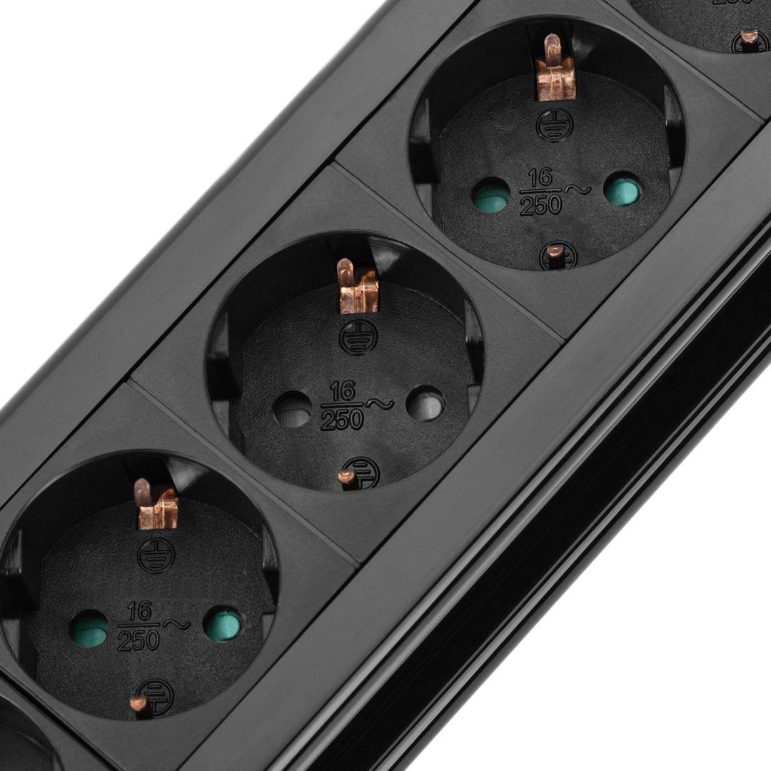 Regleta de enchufes 10 schuko con interruptor y protección sobretensiones negro (1.5m cable)