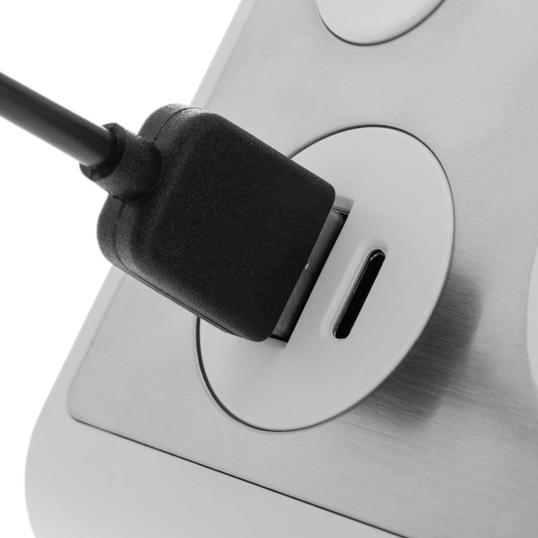 Regleta sobremesa de 3 enchufes schuko con 1 puerto USB y 1 USB-C blanco