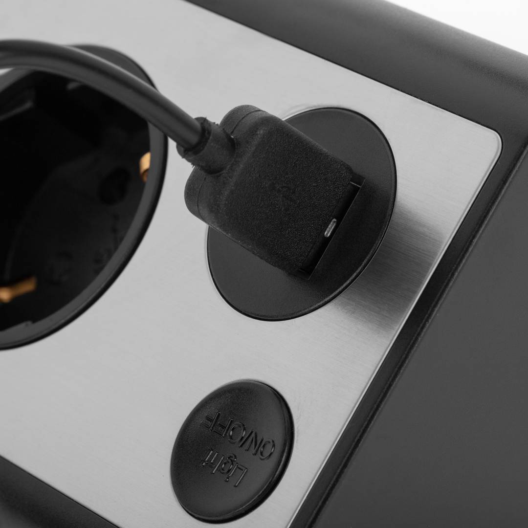 Regleta sobremesa de 3 enchufes schuko con 1 puerto USB y 1 USB-C negro