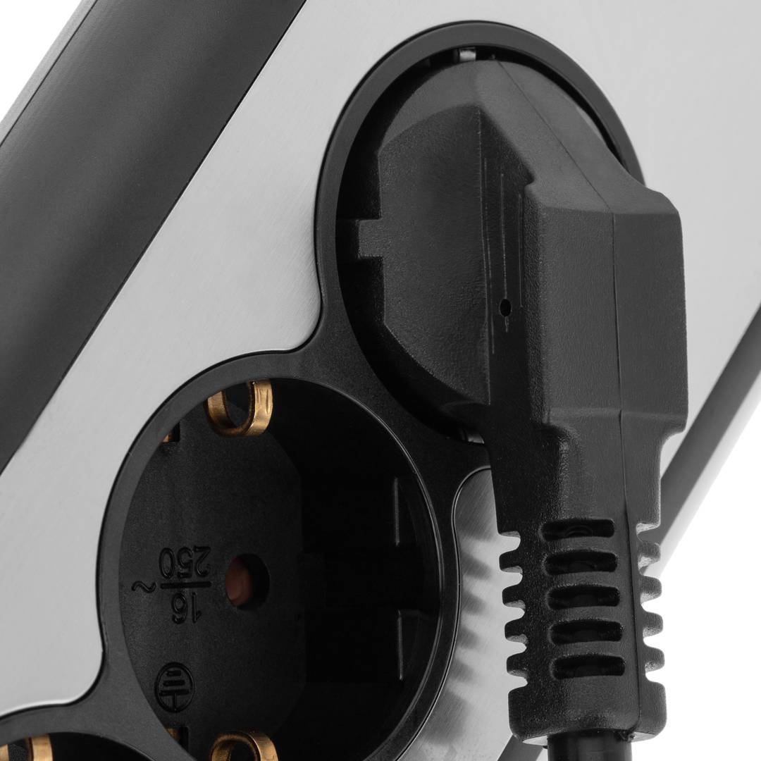 Regleta sobremesa de 3 enchufes schuko con 1 puerto USB y 1 USB-C negro