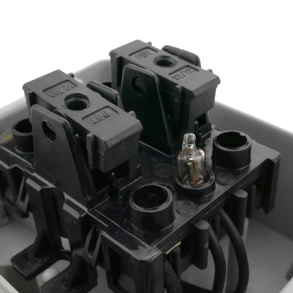 Base de superficie estanca IP54 16A 250V con 2 x interruptor conmutador y 1 x schuko