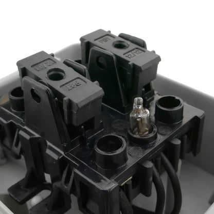 Base de superficie estanca IP54 16A 250V con 2 x interruptor conmutador y 1 x schuko
