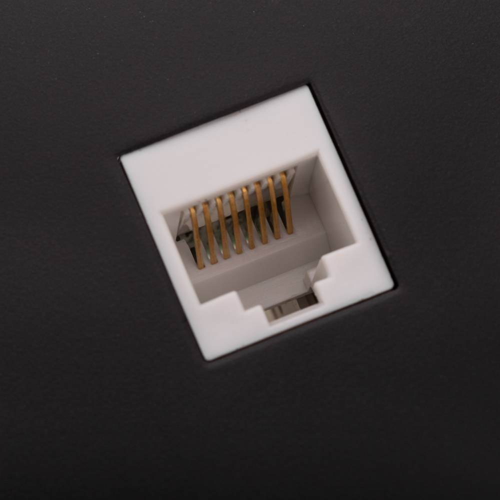 Base con toma de red RJ45 empotrable con marco 80x80mm serie Lille de color plata y gris