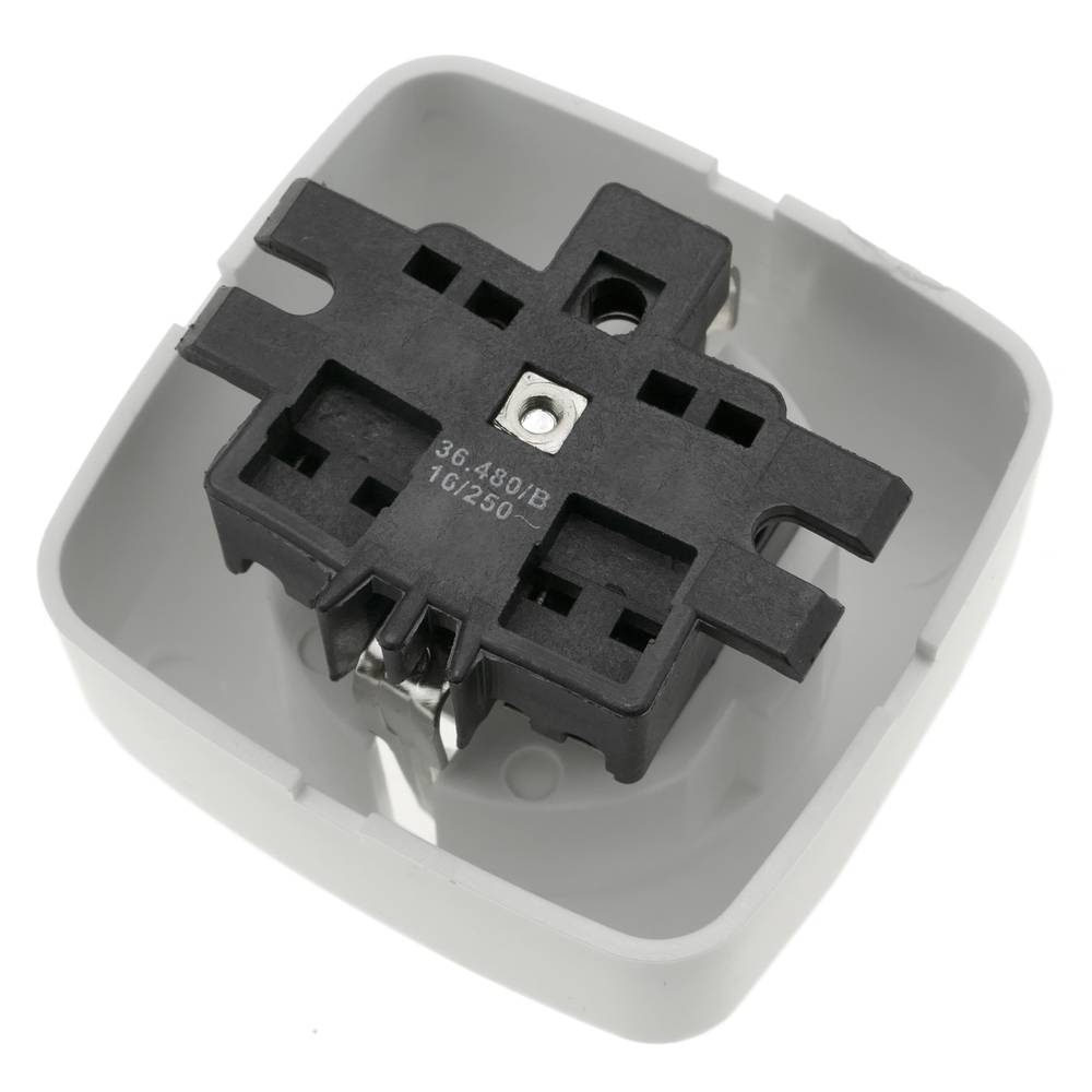 Base de enchufe schuko de superficie con marco 80x80mm de color blanco