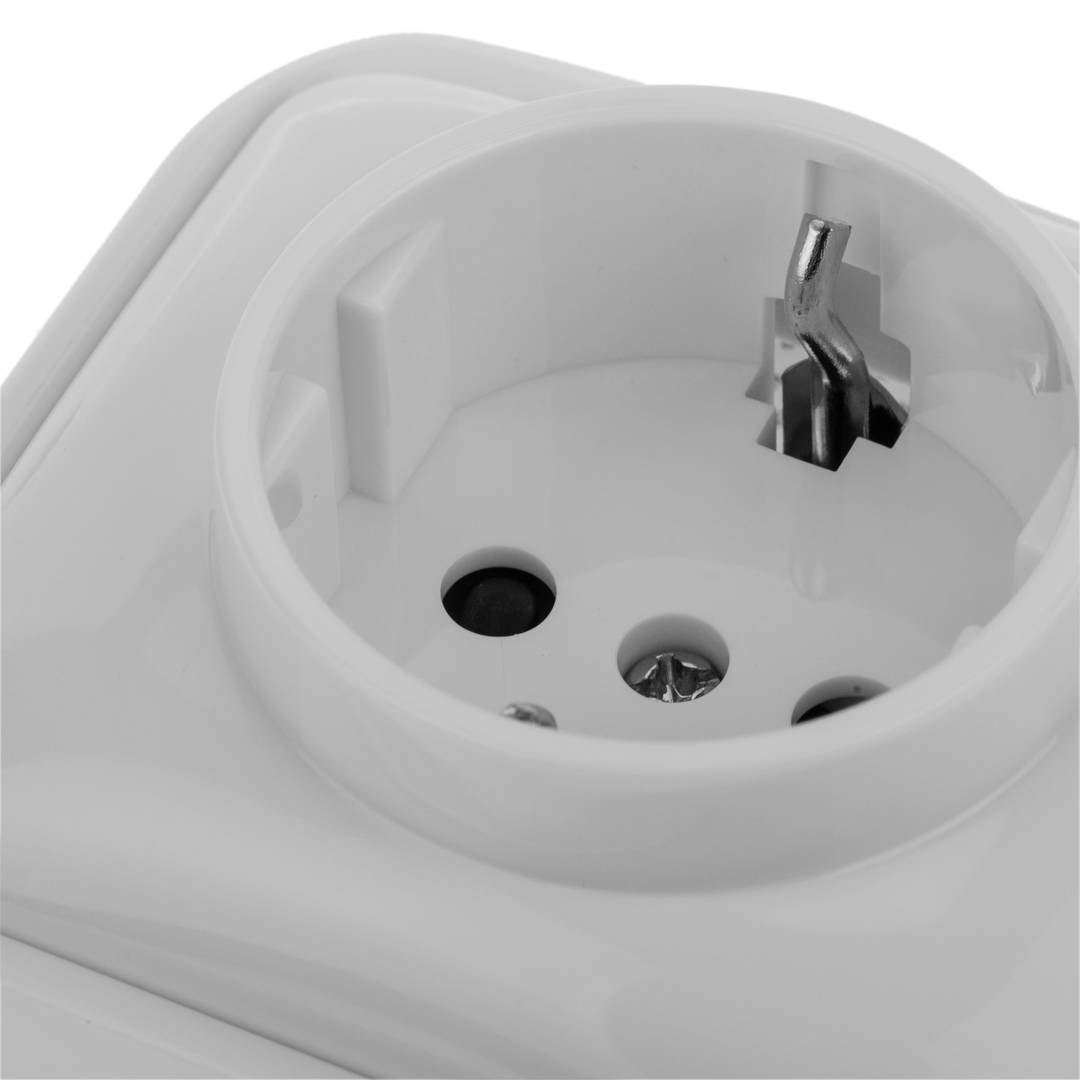 Base de enchufe schuko de superficie con marco 77x77mm de color blanco