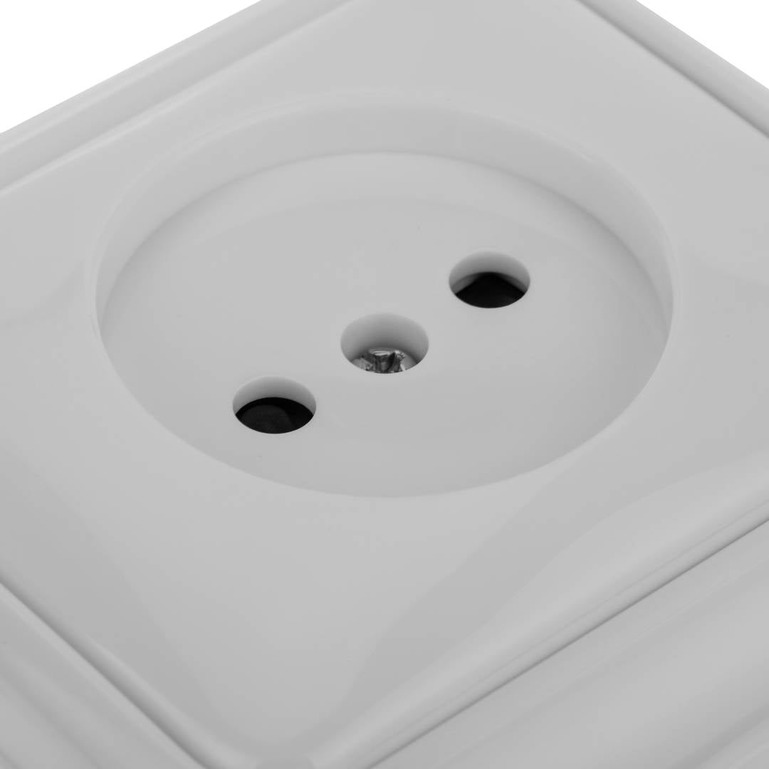 Base de enchufe de superficie con marco 77x77mm de color blanco
