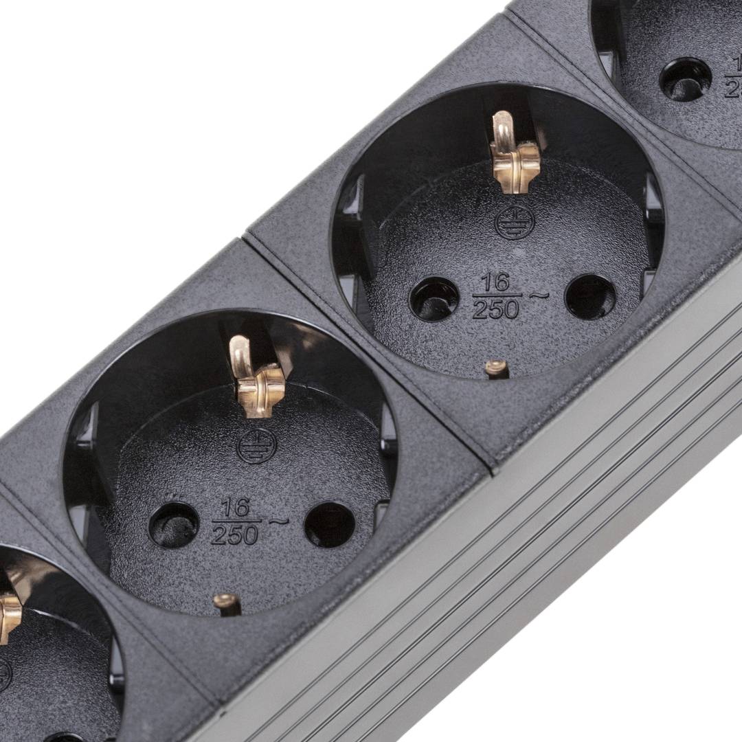 Regleta de enchufes PVC rack 19' de 8 schuko con interruptor y protección sobretensiones