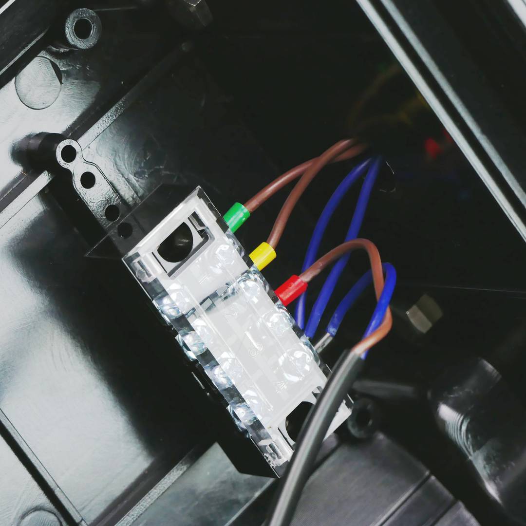Semáforo para interior y exterior IP65 negro de 3 x 200mm de 12-24V con luces LED verde ámbar y roja