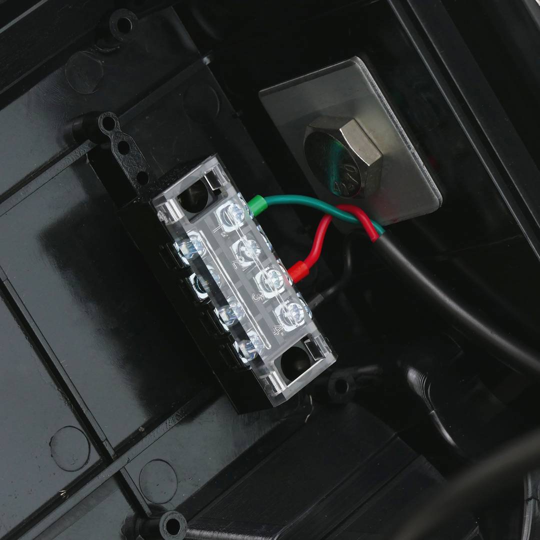 Semáforo para interior y exterior IP65 negro de 1 x 200mm de 12-24V con verde-flecha y roja-cruz