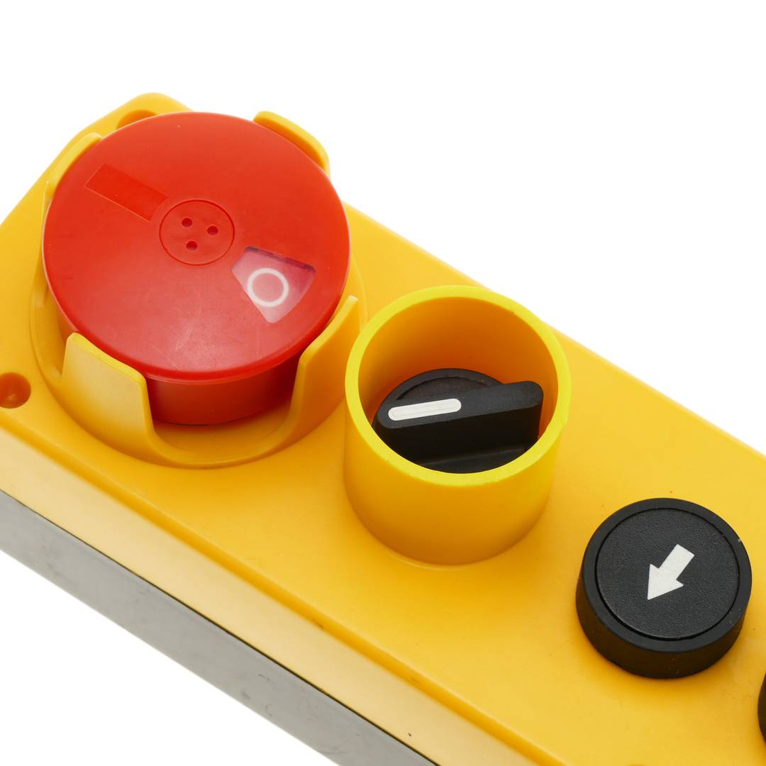 Caja de 5 pulsadores momentáneos y parada de emergencia i selector de la serie LAY5