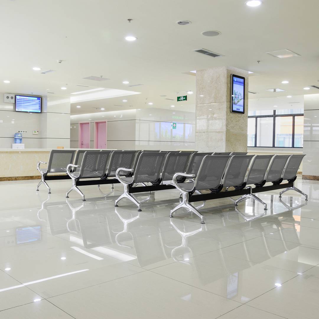 Bancada para sala de espera con sillas ergonómicas plateadas de 4 plazas
