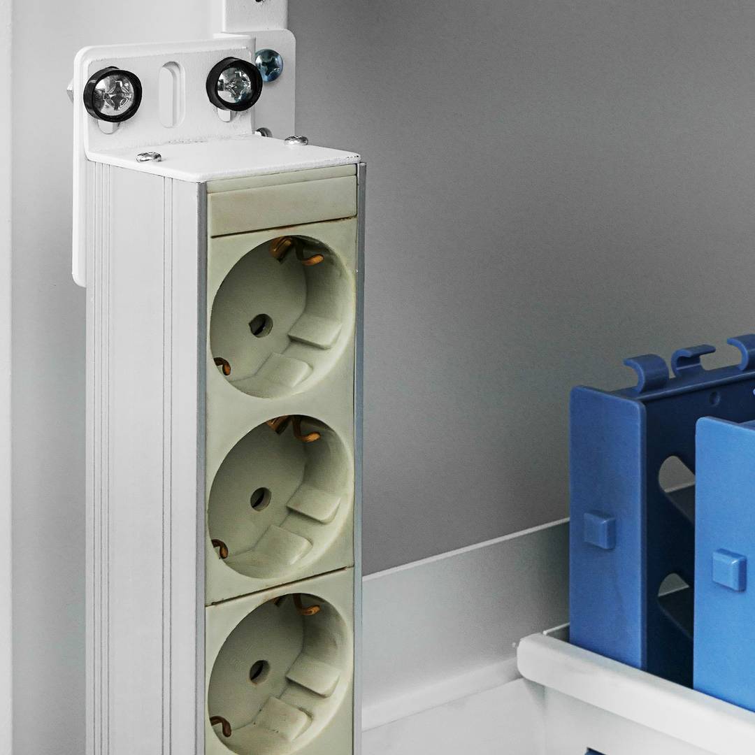 Kit montaje de regleta rack 19” de fijación vertical en armario de transporte blanco